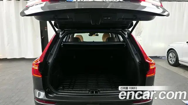 Volvo XC60 2022 — ფოტო 20/20