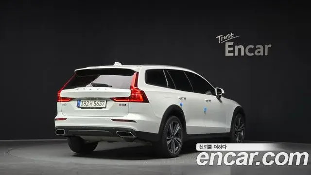 Volvo V60 Cross Country 2021 — Photo 19/20