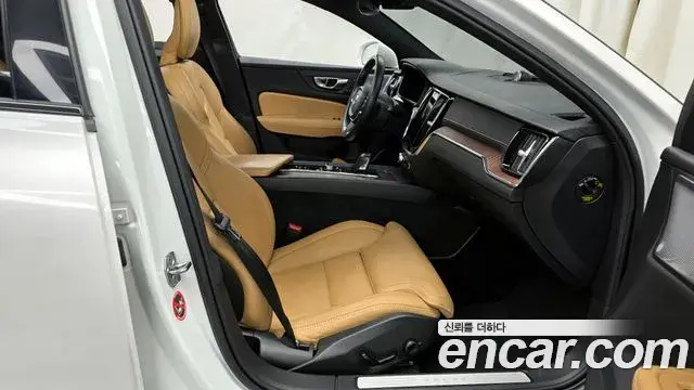 Volvo V60 Cross Country 2021 — Photo 13/20