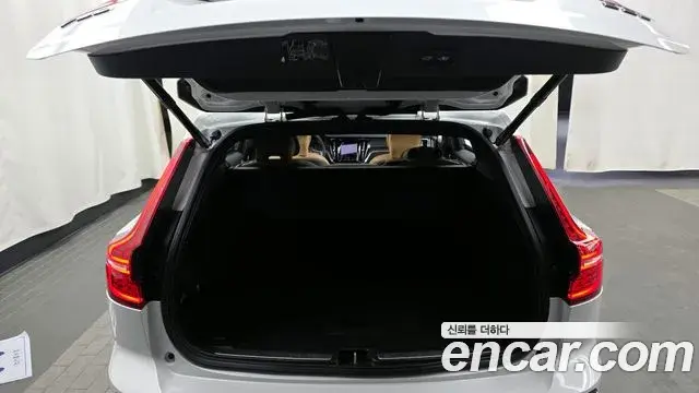 Volvo V60 Cross Country 2021 — Photo 11/20