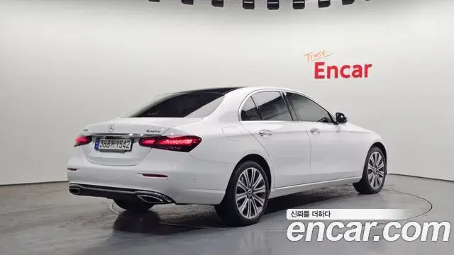 Mercedes-Benz E-Class 2021 — Photo 13/20