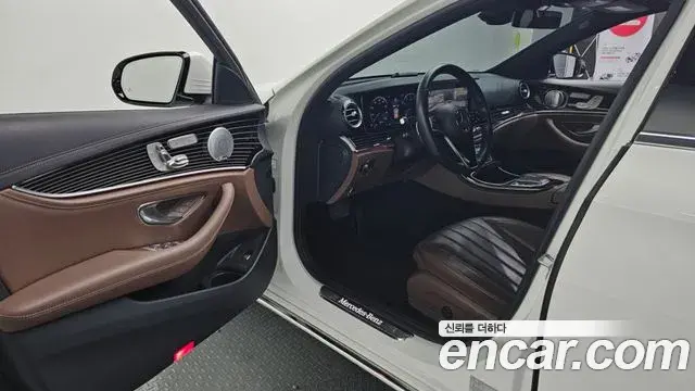 Mercedes-Benz E-Class 2021 — Photo 10/20