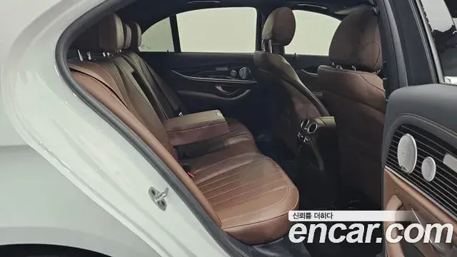 Mercedes-Benz E-Class 2021 — Photo 17/20