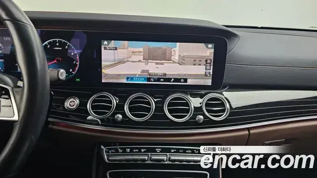 Mercedes-Benz E-Class 2021 — Photo 8/20