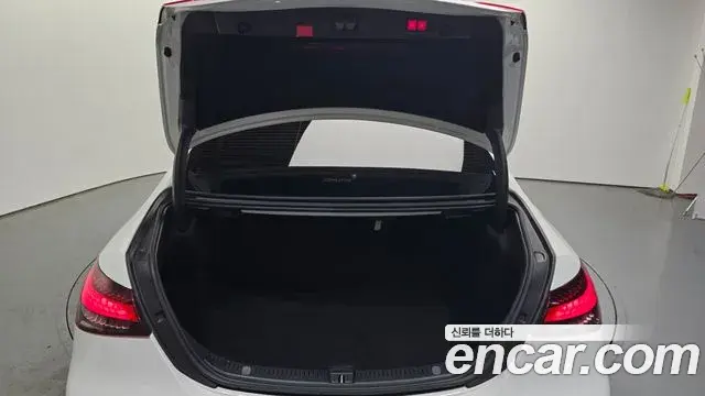 Mercedes-Benz E-Class 2021 — Photo 4/20
