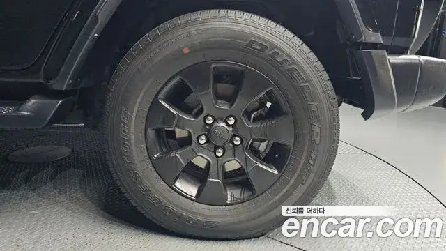 Jeep Wrangler 2021 — ფოტო 7/20