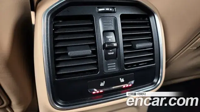 Porsche Macan 2023 — ფოტო 17/20