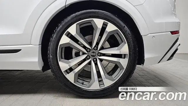 Audi Q8 2023 — ფოტო 1/19