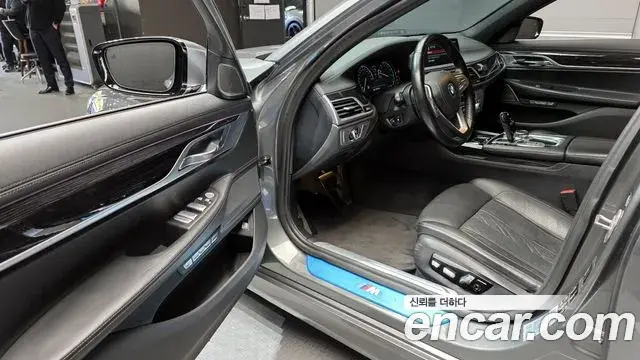 BMW 7 Series 2018 — ფოტო 8/20
