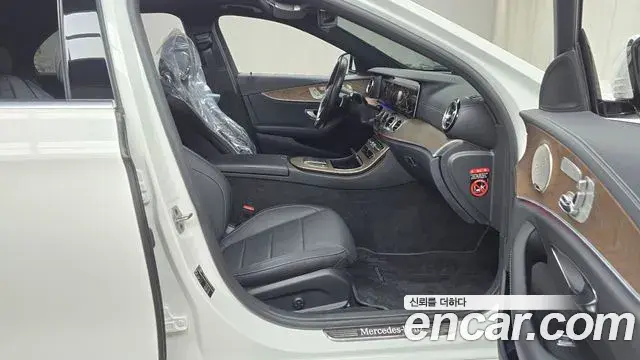 Mercedes-Benz E-Class 2021 — ფოტო 17/20