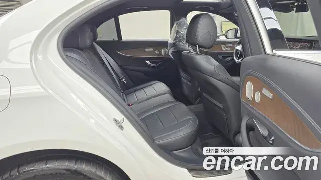 Mercedes-Benz E-Class 2021 — ფოტო 14/20