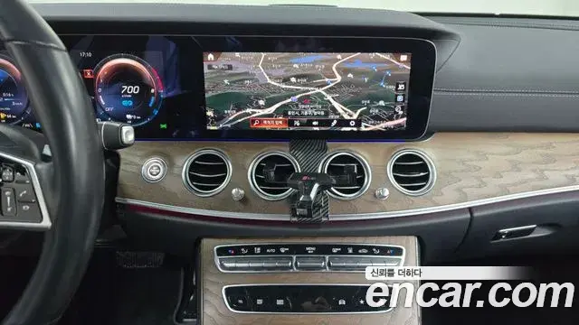 Mercedes-Benz E-Class 2021 — ფოტო 18/20