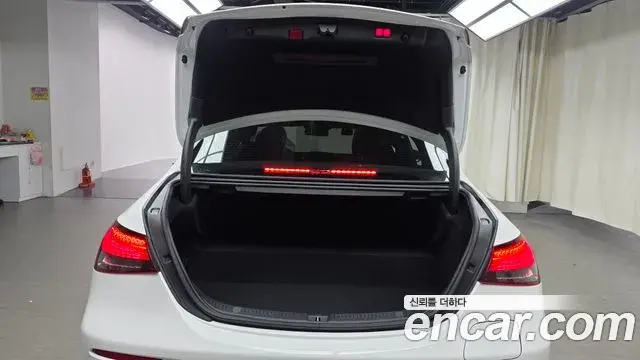 Mercedes-Benz E-Class 2021 — ფოტო 15/20