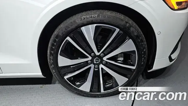Volvo S60 2024 — Photo 15/20