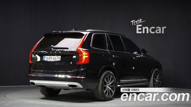 Volvo XC90 2021 — ფოტო 17/20