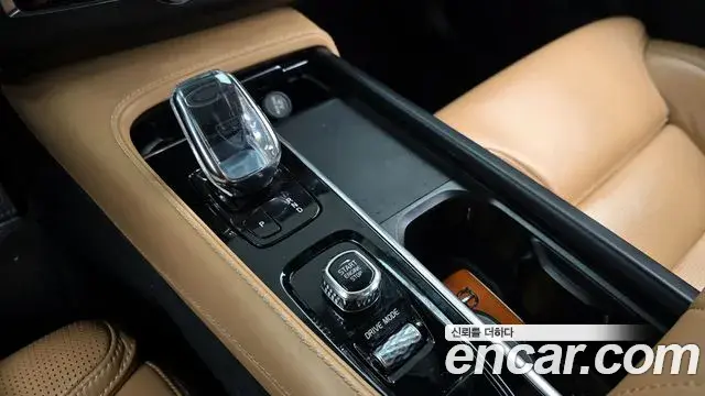 Volvo XC90 2021 — ფოტო 16/20