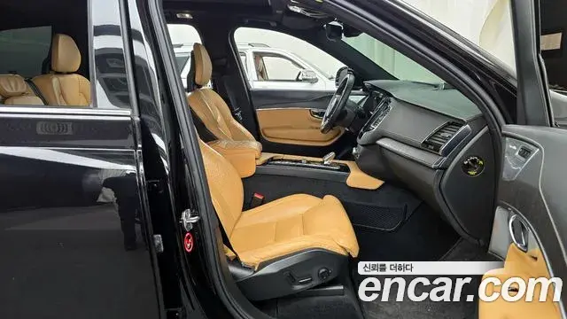Volvo XC90 2021 — ფოტო 13/20