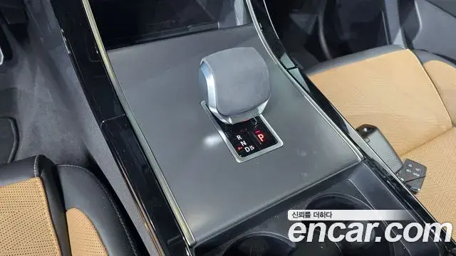 Land Rover Range Rover Velar 2025 — Photo 2/20