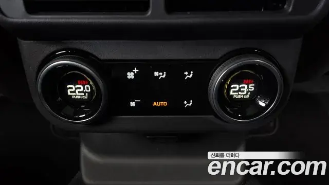 Land Rover Range Rover Velar 2025 — Photo 10/20