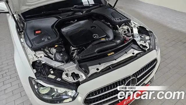 Mercedes-Benz E-Class 2021 — ფოტო 18/20