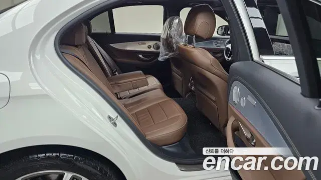 Mercedes-Benz E-Class 2021 — ფოტო 16/20