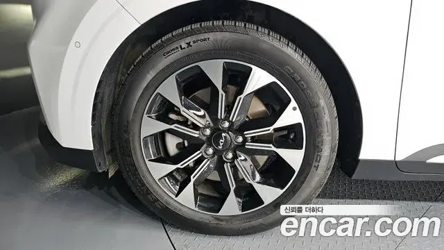 Kia Carnival 2021 — ფოტო 19/20