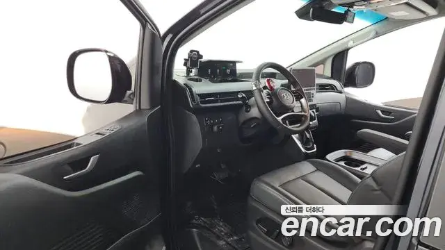 Hyundai Staria 2023 — Photo 17/20