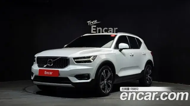 Volvo XC40 2021 — Фото 1/20