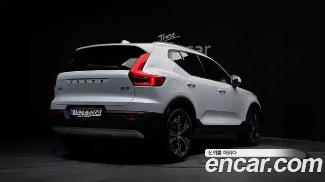 Volvo XC40 2021 — Фото 2/20