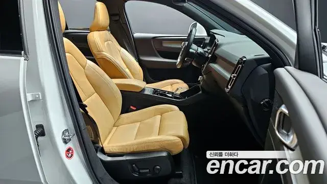 Volvo XC40 2021 — Фото 10/20