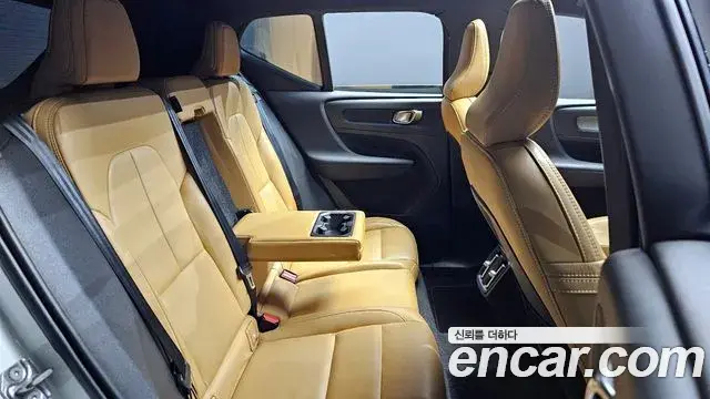 Volvo XC40 2021 — Фото 12/20