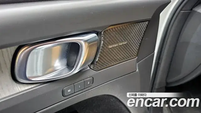 Volvo XC40 2021 — Фото 18/20