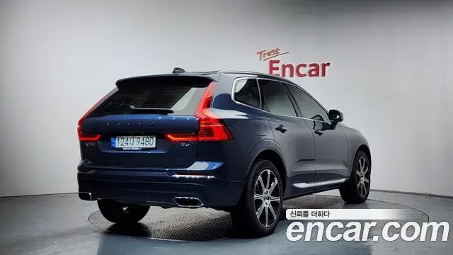 Volvo XC60 2021 — ფოტო 9/20