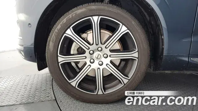 Volvo XC60 2021 — ფოტო 17/20