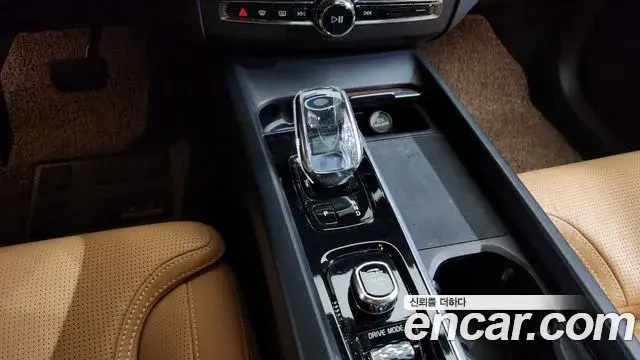 Volvo XC60 2021 — ფოტო 13/20