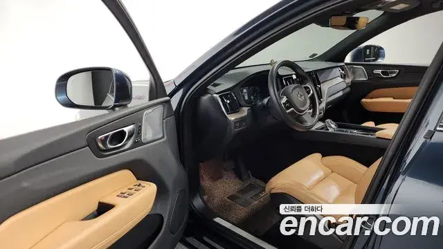Volvo XC60 2021 — ფოტო 6/20
