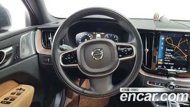 Volvo XC60 2021 — ფოტო 7/20