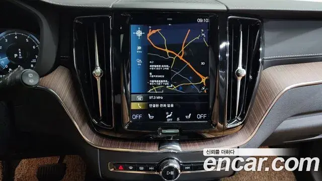 Volvo XC60 2021 — ფოტო 18/20