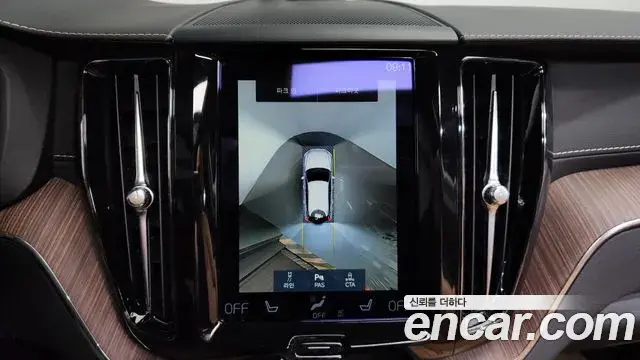 Volvo XC60 2021 — ფოტო 14/20