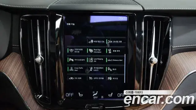 Volvo XC60 2021 — ფოტო 1/20