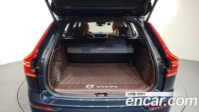 Volvo XC60 2021 — ფოტო 4/20