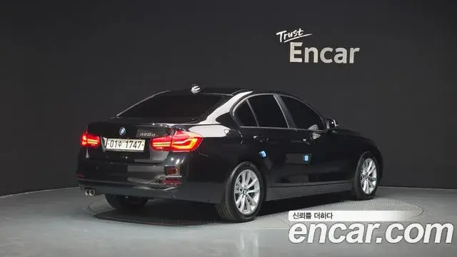 BMW 3 Series 2018 — ფოტო 8/20