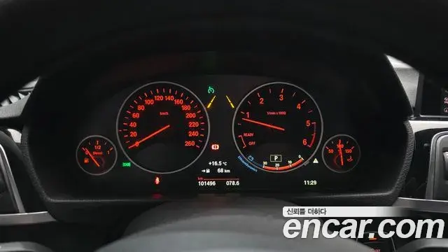 BMW 3 Series 2018 — ფოტო 13/20