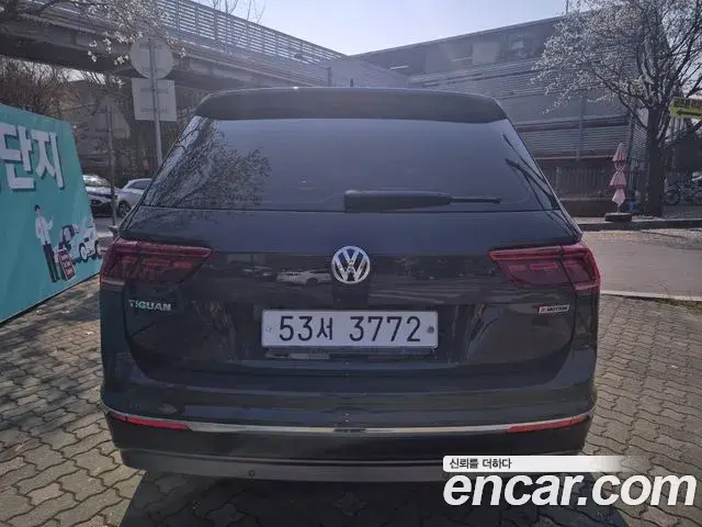 Volkswagen Tiguan 2018 — Şəkil 13/19