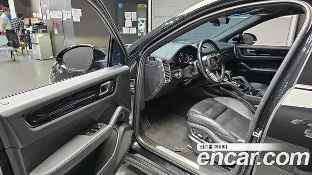 Porsche Cayenne 2022 — Photo 8/20