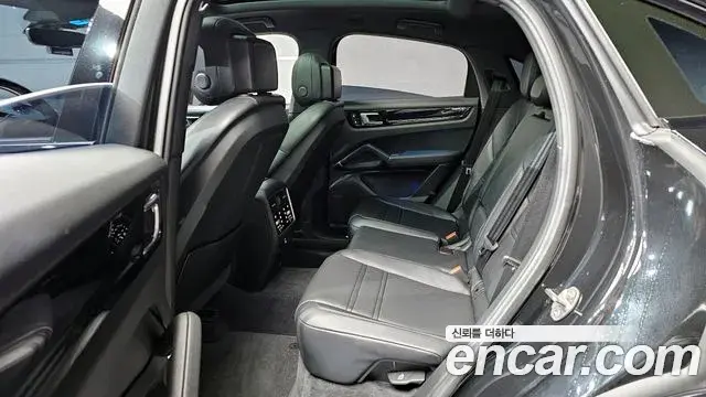 Porsche Cayenne 2022 — Photo 18/20