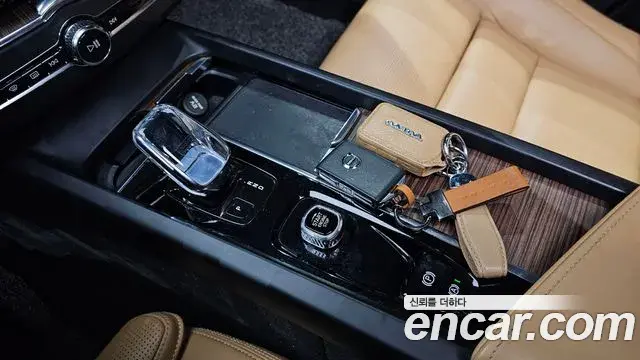 Volvo XC60 2022 — Photo 19/20