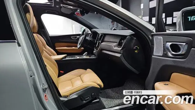 Volvo XC60 2022 — Photo 14/20