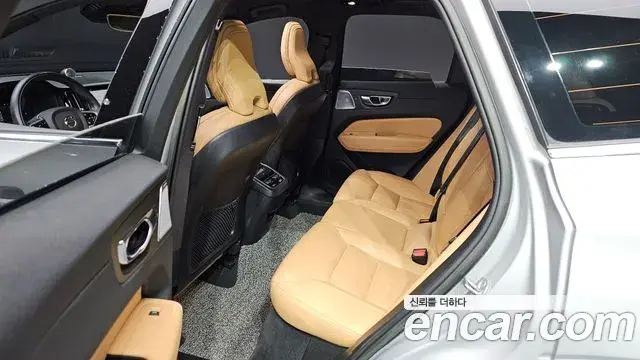 Volvo XC60 2022 — Photo 12/20