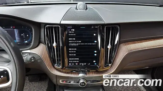 Volvo XC60 2022 — Photo 2/20